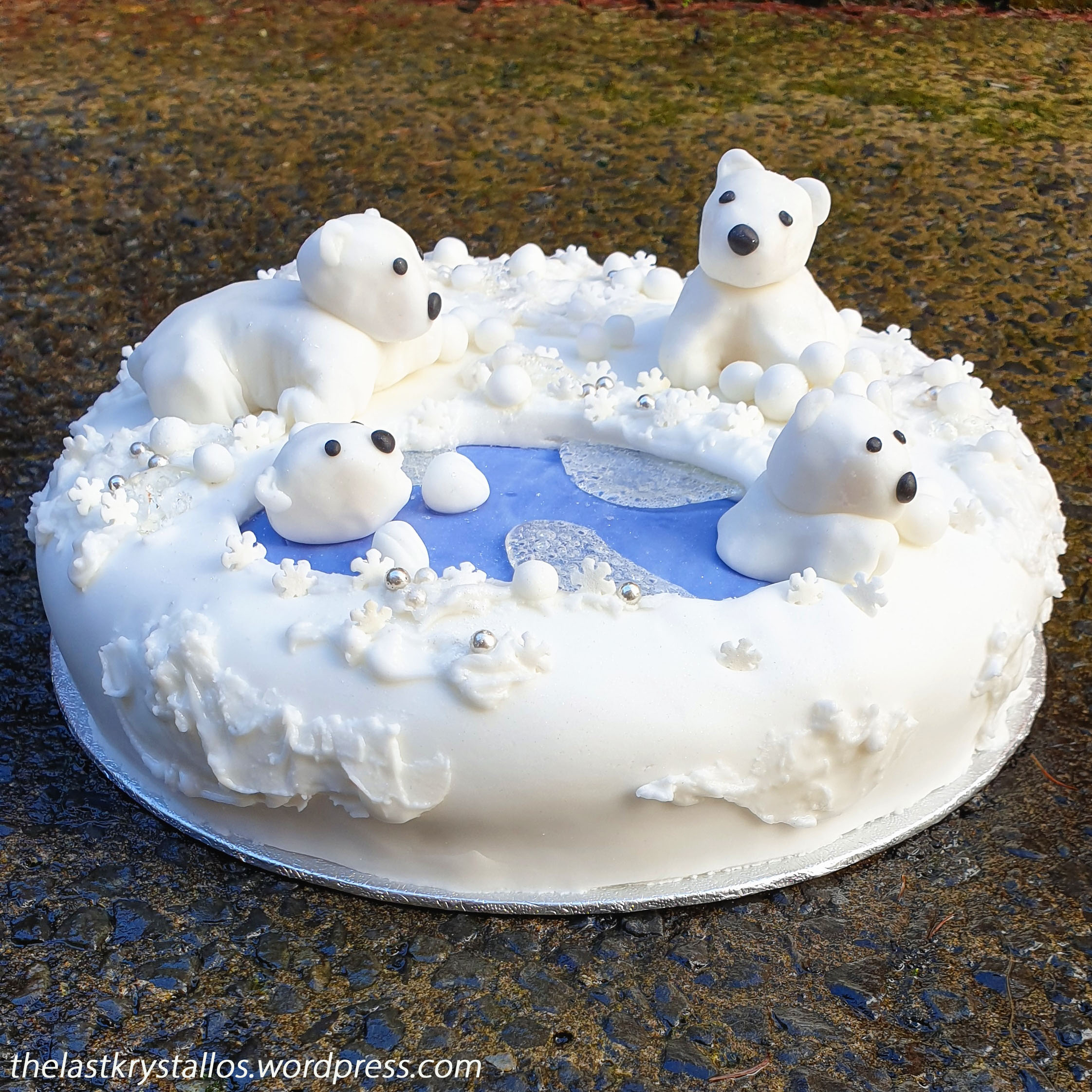 Polar Bear snowball fight Christmas Cake - the last krystallos..